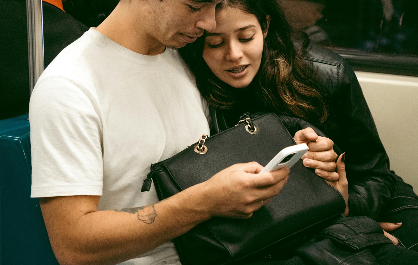 Cei mai mulți români, spioni în viața vecinilor prin telefon