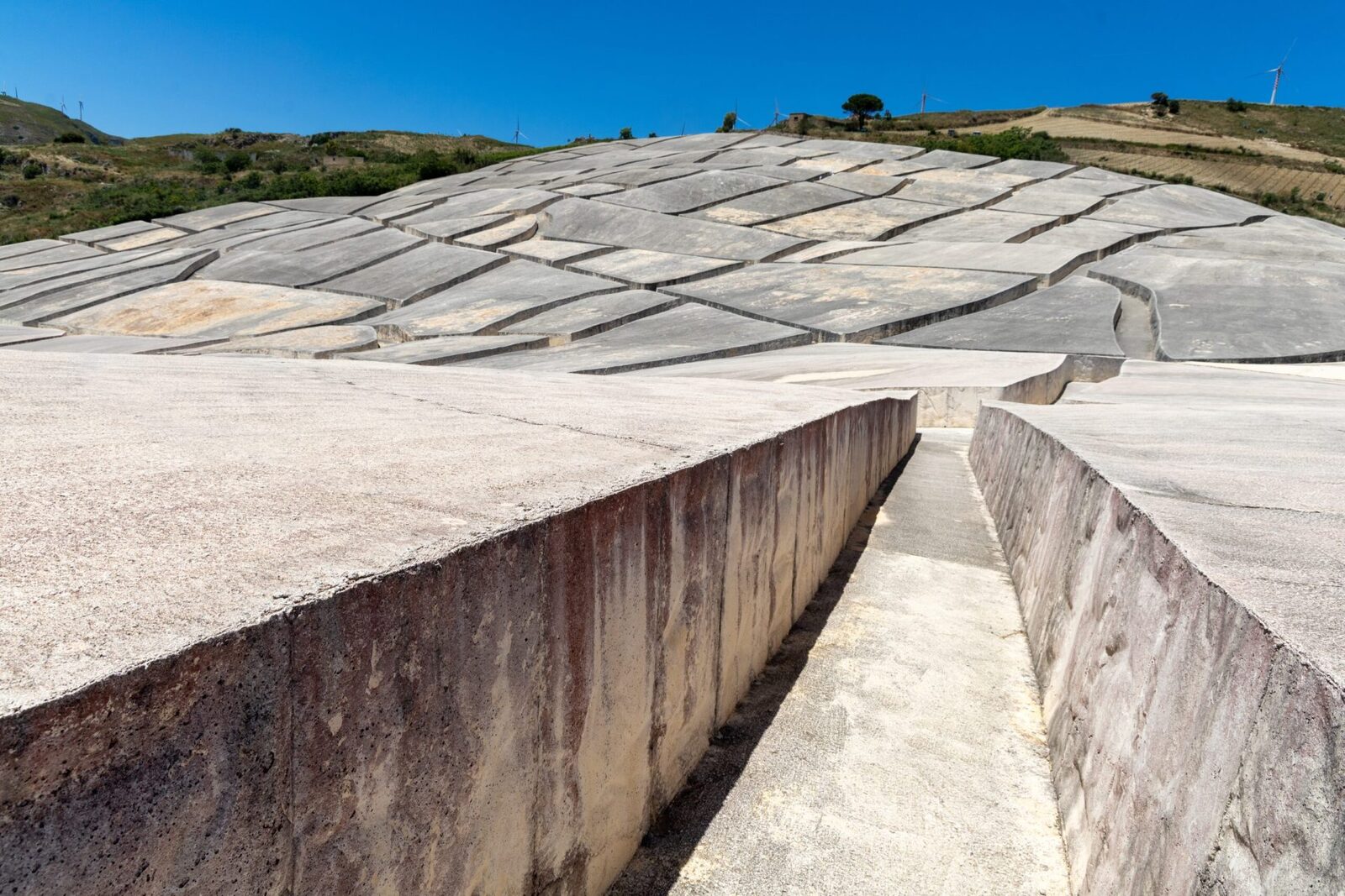 Un oraș de beton, „Pompeii modern”: Artă controversată în Europa