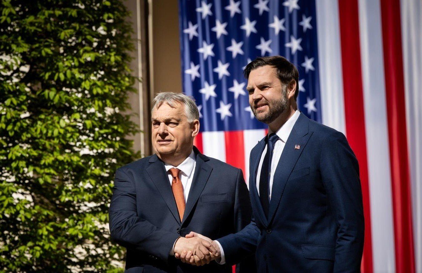 Vizita Vicepreședintelui American la Budapesta: Tensiuni cu UE și Apropieri de Orban Vicepreședintele Statelor Unite ale Americii a criticat dur, marți, la Budapesta, acțiunile Uniunii Europene, catalogându-le drept un amestec „rușinos” în procesul electoral din Ungaria