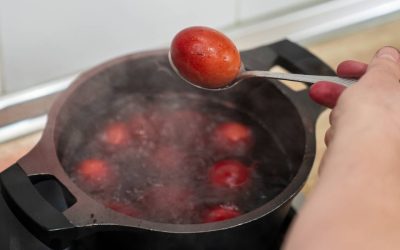 Cum știi că ai exagerat cu ouăle? Senzația de „piatră” e semn clar