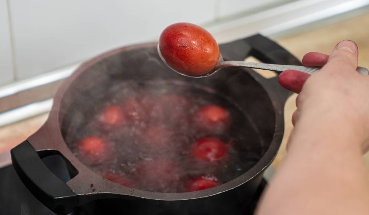 Cum știi că ai exagerat cu ouăle? Senzația de „piatră” e semn clar