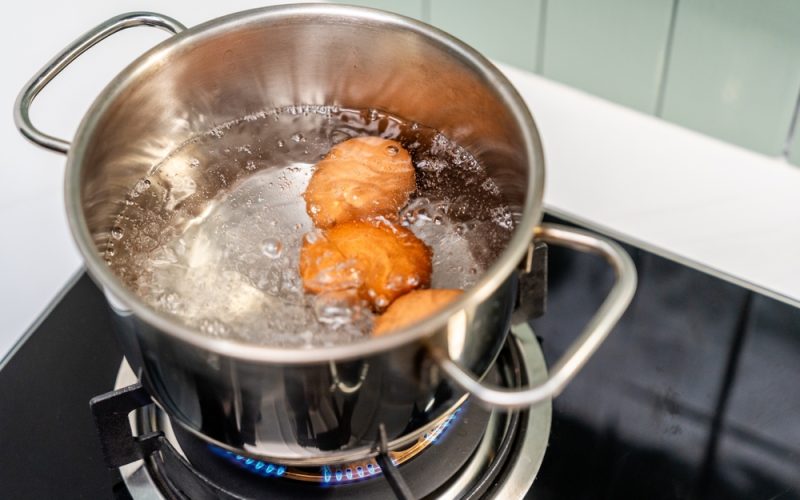 Ouăle Roșii Perfecte: Secretul unei Sărbători Pascale Reușite Ouăle vopsite în roșu sunt simbolul principal al sărbătorilor pascale și nelipsite de pe mesele românilor