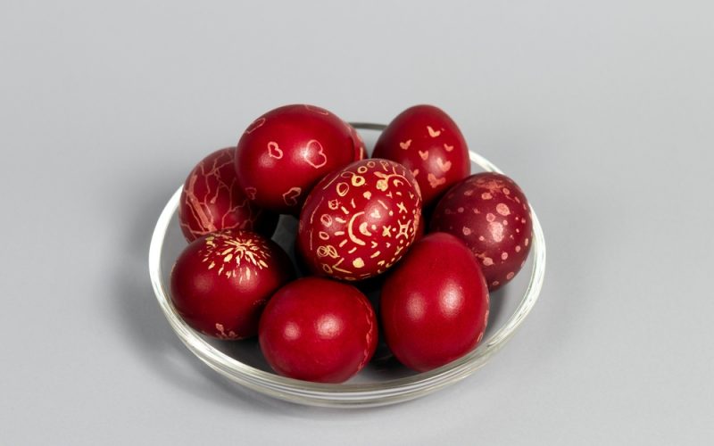 O tradiție veche de secole, vopsirea ouălor pentru Paște, revine în atenția românilor în fiecare primăvară