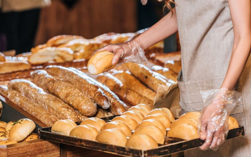 Pâinea, un aliment de bază prezent zilnic pe mesele multor români, poate ascunde pericole pentru sănătatea cardiovasculară din cauza conținutului ridicat de sare