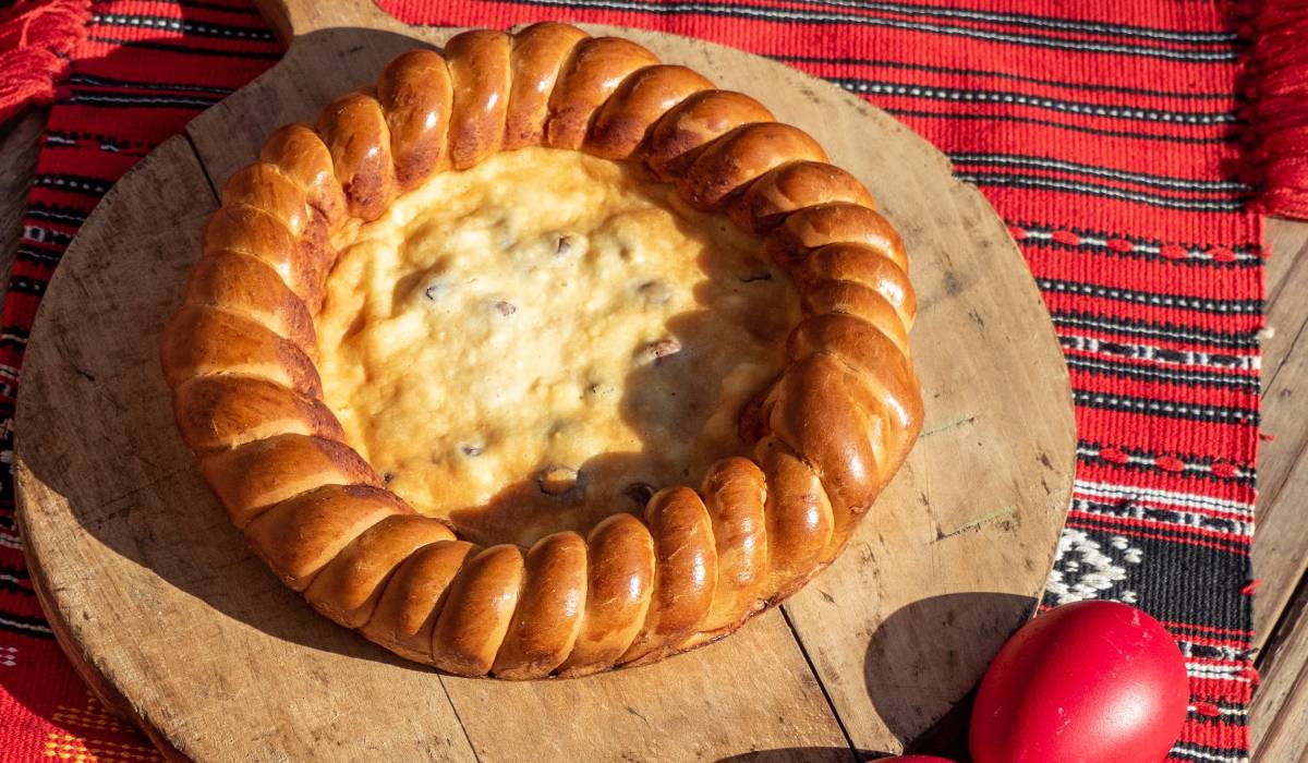 Pasca cu smântână, desertul tradițional care aduce bucurie pe mesele festive, poate fi preparată acum cu o reinterpretare ce promite o textură mai fină