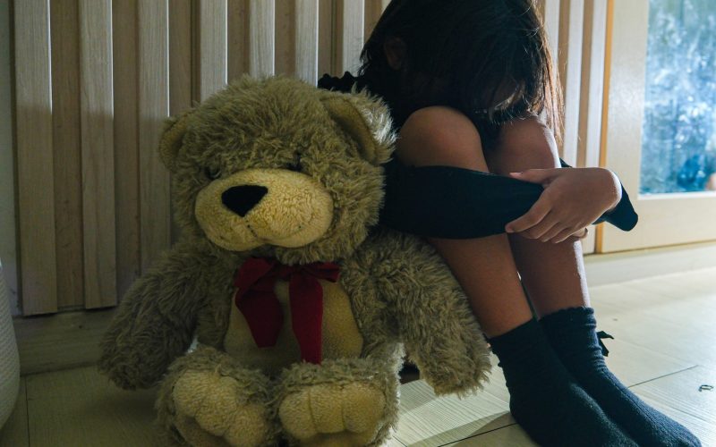 Ce adulți devin copiii neglijați emoțional? Studii Șocante