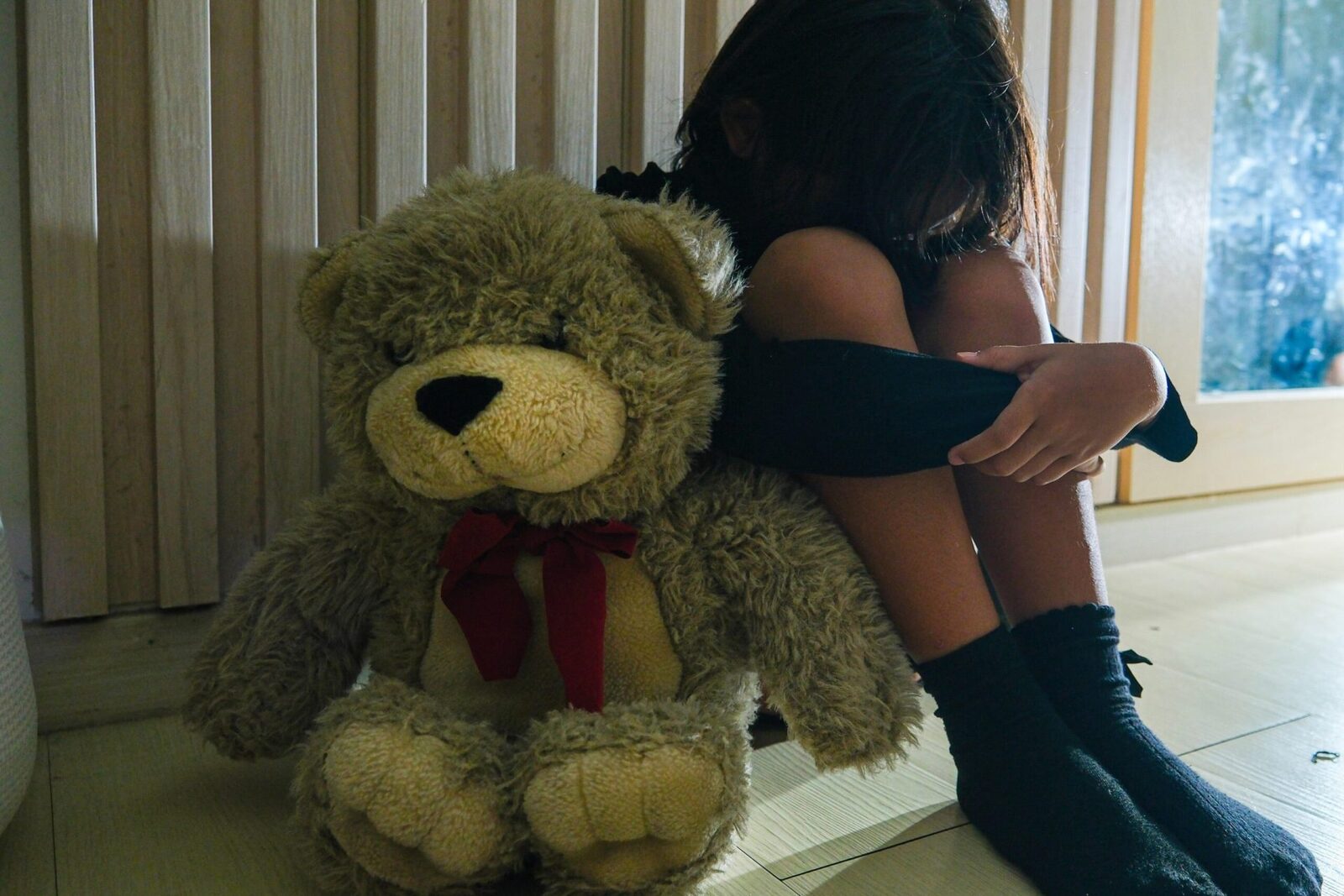 Ce adulți devin copiii neglijați emoțional? Studii Șocante