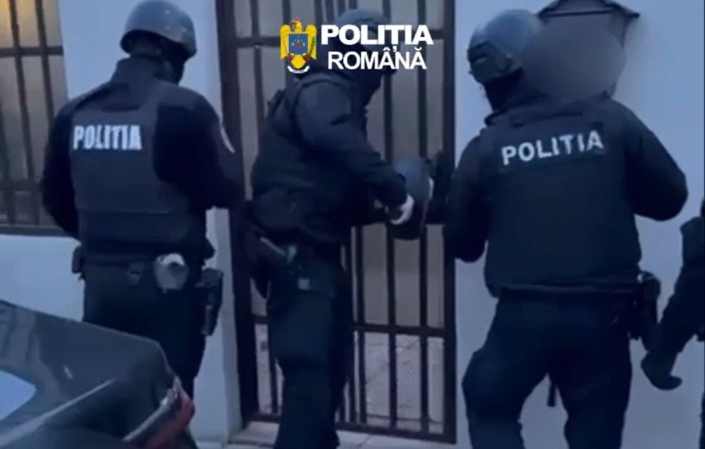 Polițiști din București au efectuat percheziții într-un dosar de furt calificat și tăinuire O serie de percheziții au fost desfășurate marți în București de către polițiști din cadrul Secției 28 Poliție, sub coordonarea Direcției Generale de Poliție a Municipiului București