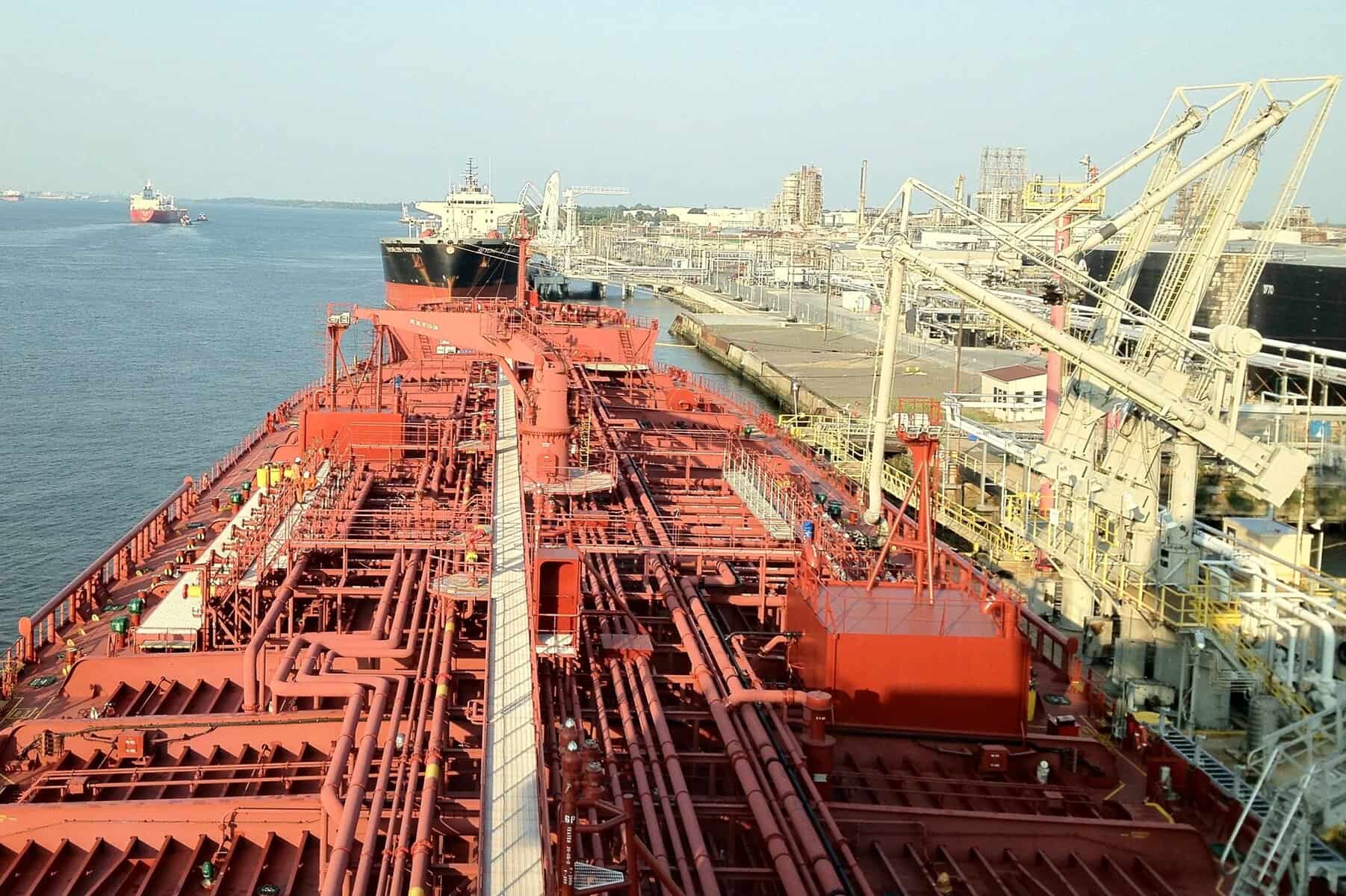 IRANUL Închide Strâmtoarea Hormuz, Tensiunile Escaladează Iranul a închis din nou Strâmtoarea Hormuz, o arteră vitală pentru transportul de petrol, la mai puțin de 24 de ore după ce a convenit asupra unui acord de armistițiu cu Statele Unite ale Americii