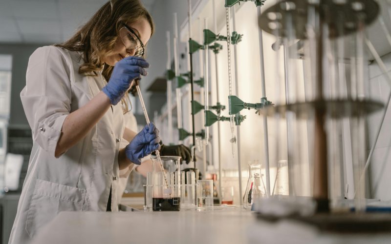 Cercetători postdoctorali, finanțați cu 400 milioane euro de Comisia Europeană