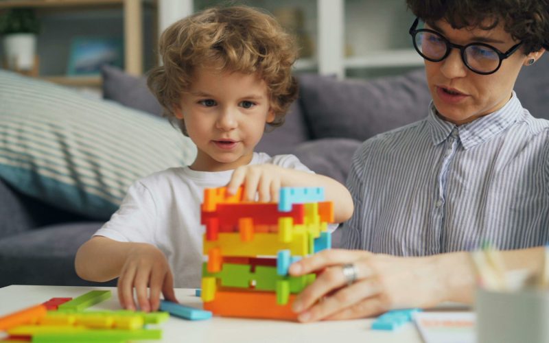 Părinții copiilor cu autism și Down primesc AZI ajutor de la stat: Consiliere GRATUITĂ