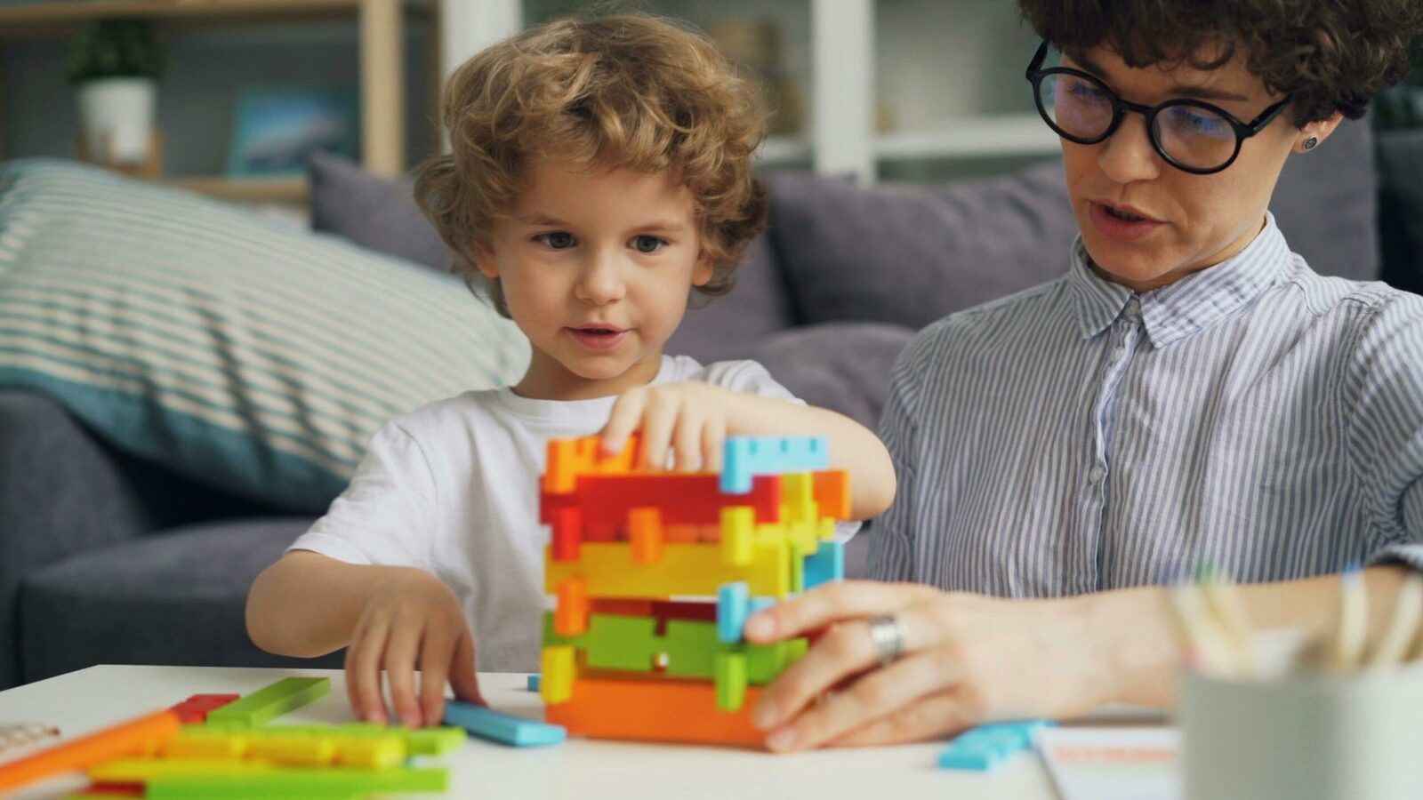 Părinții copiilor cu sindrom Down și autism vor primi sprijin psihologic gratuit Camera Deputaților a adoptat miercuri o lege care prevede accesul gratuit la consiliere psihologică pentru părinții și tutorii legali ai copiilor diagnosticați cu sindrom Down sau tulburări din spectrul autist