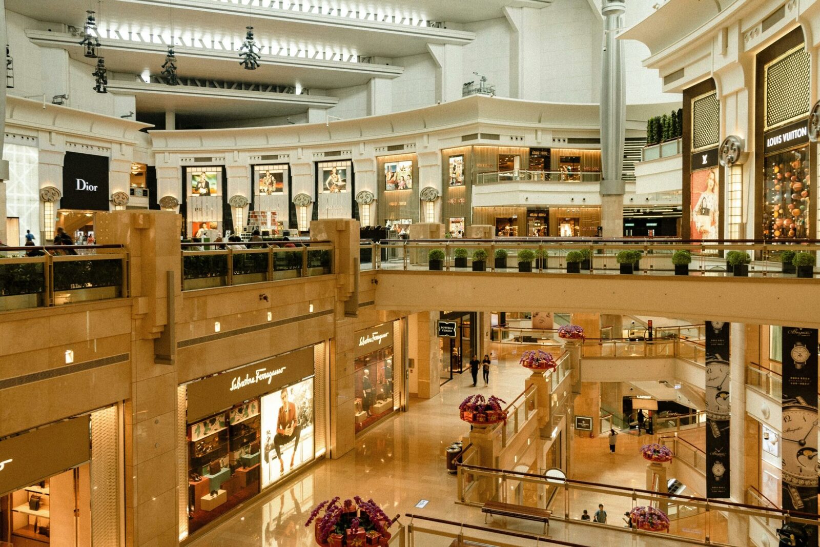 Mall-ul din București care sfidează tradiția: Deschis de Paște!