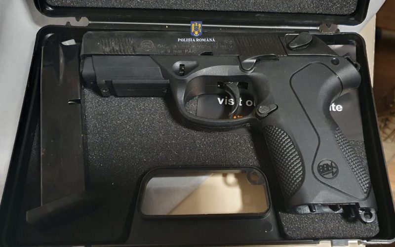 Arădeancă, prinsă în flagrant când vindea pistol pe net: 300 de euro