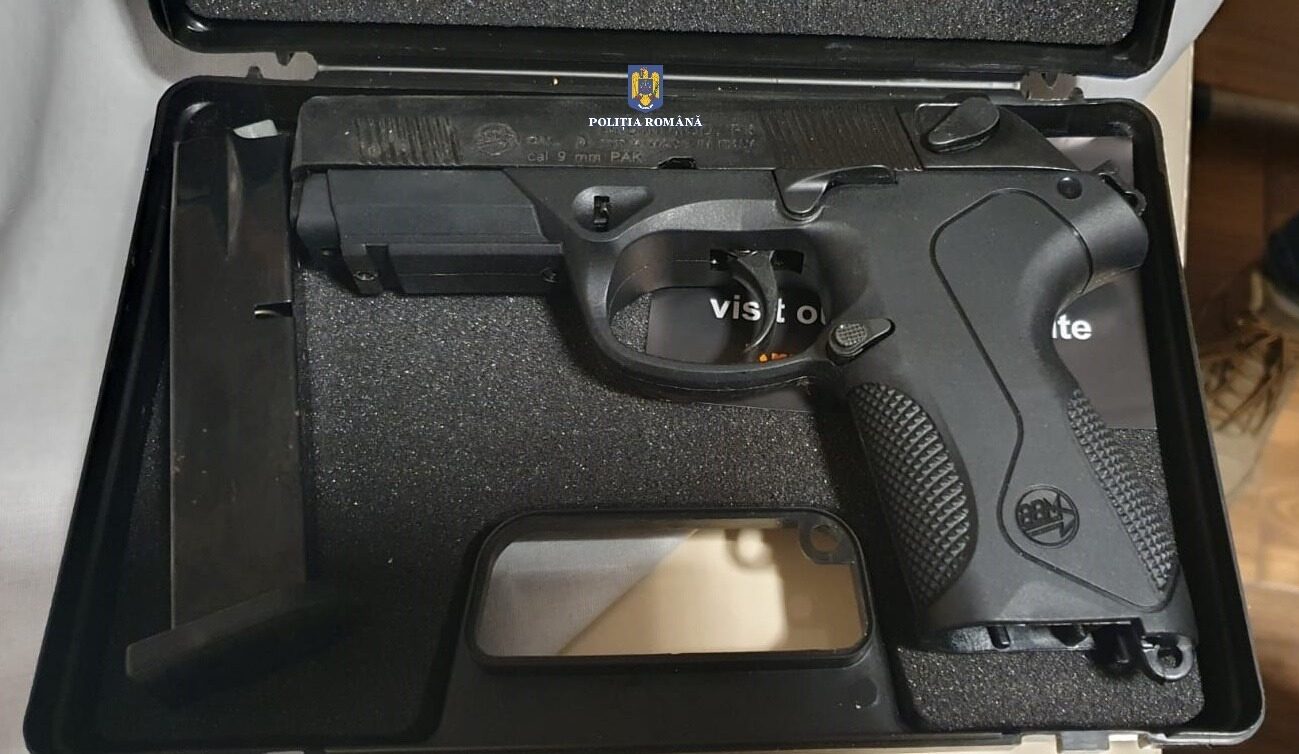 Arădeancă, prinsă în flagrant când vindea pistol pe net: 300 de euro