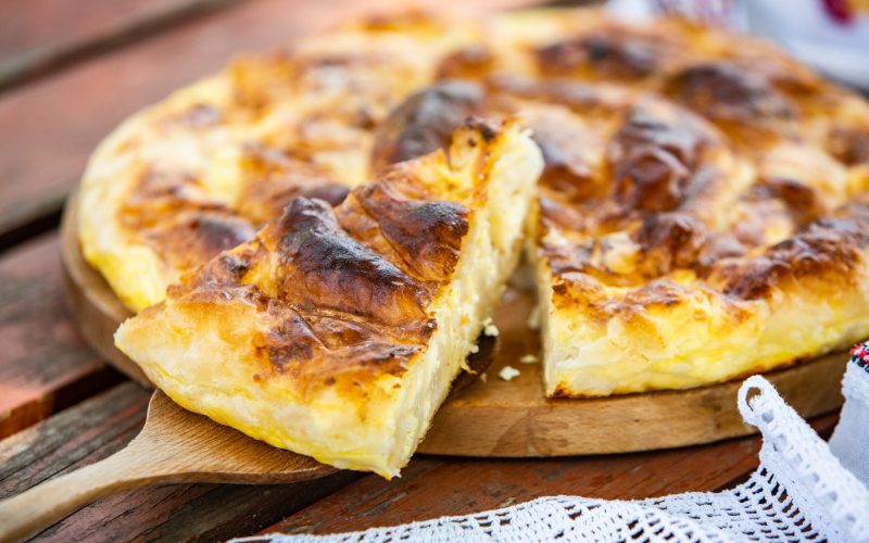 Plăcintă tradițională: Răsucită sau la tavă? Secretul foilor subțiri și al brânzei