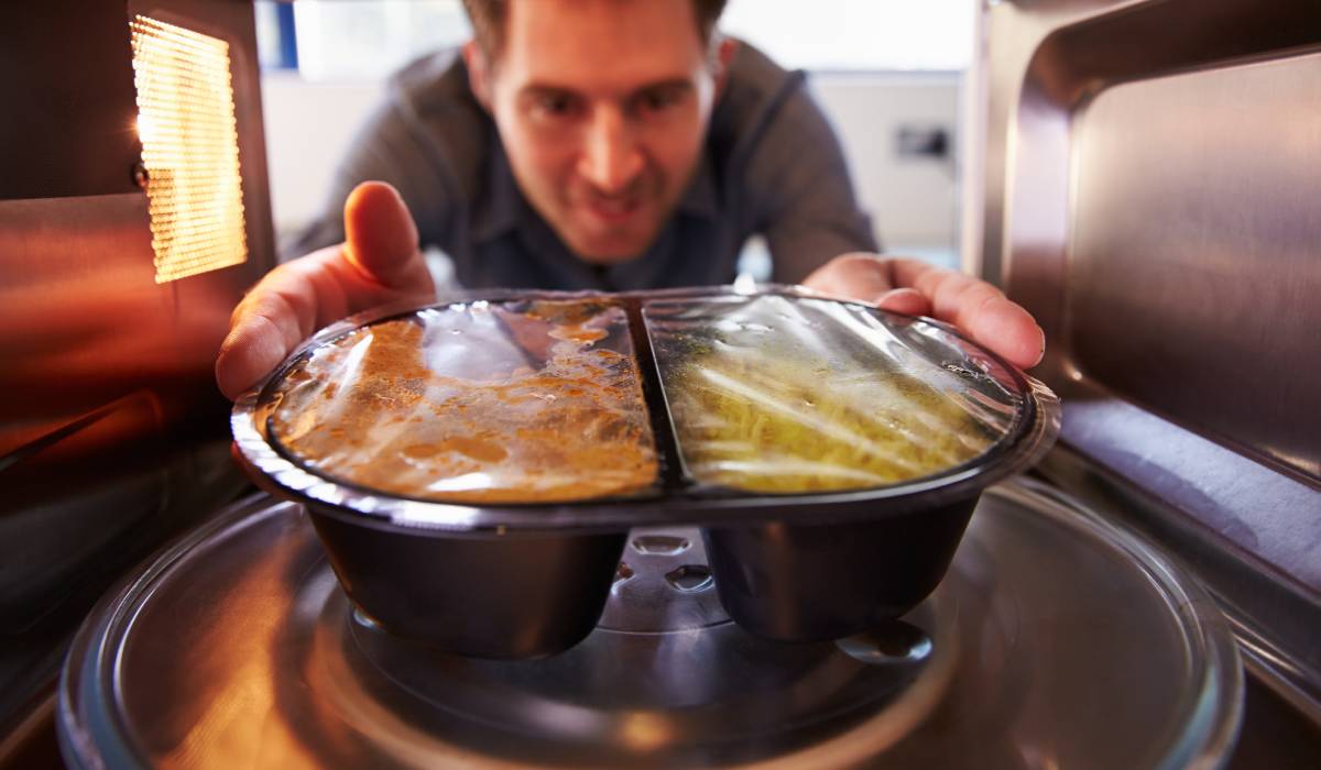 Nu mai băga mâncarea la microunde în asta: Devine toxică!