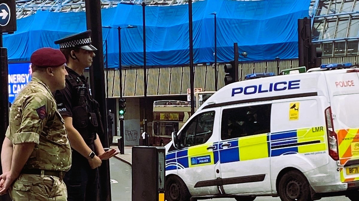 Trei britanici, anchetați pentru incendierea unor ambulanțe evreiești