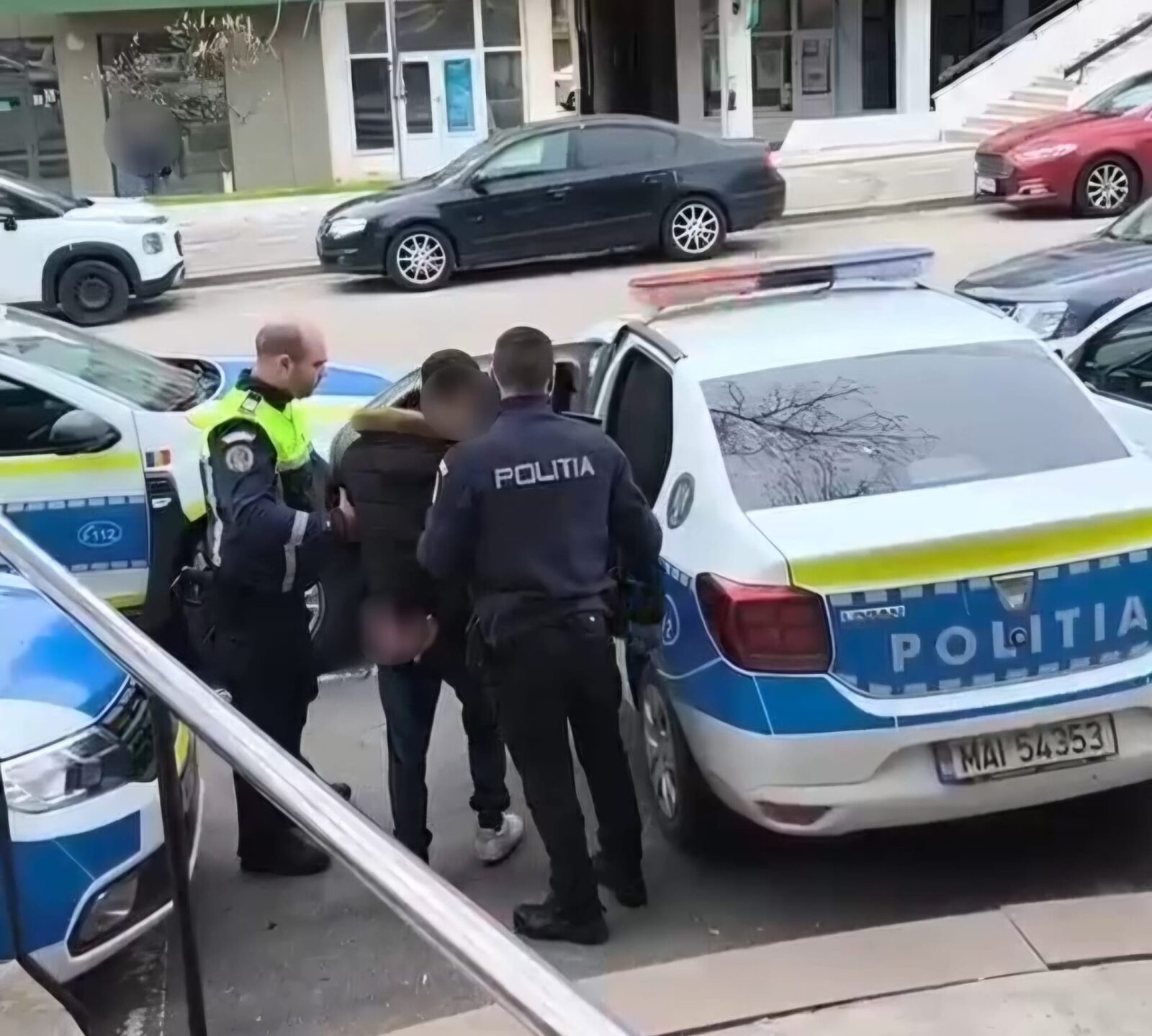 Tânăr, la București, agresază un polițist după ce a fost rugat să reducă volumul