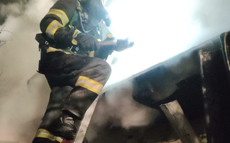 Incendiu uriaș la Galați: Pompierii au găsit o victimă, misiunea continuă în forță