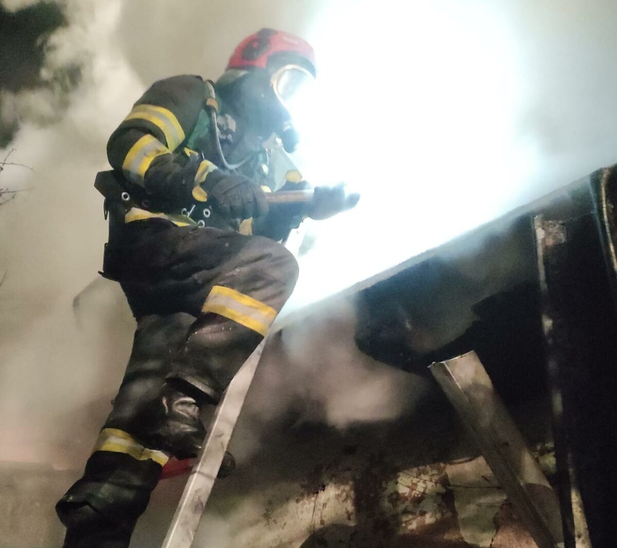 Incendiu uriaș la Galați: Pompierii au găsit o victimă, misiunea continuă în forță