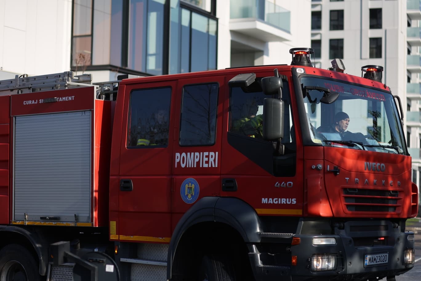 Weekend dramatic de florii: Sute de incendii și mii de români la mila salvatorilor