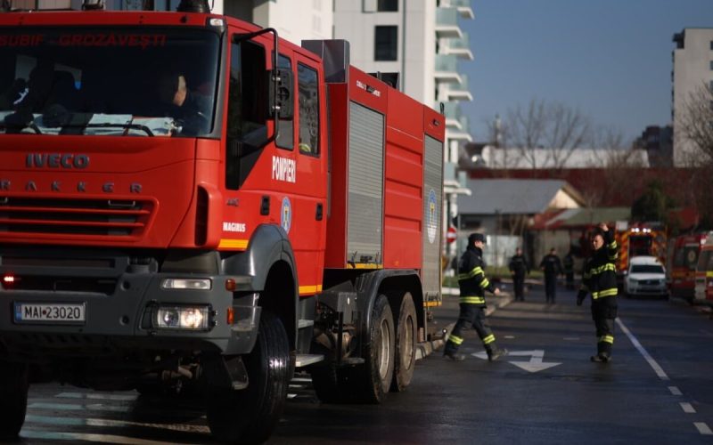 Incendiu puternic la un bloc din Sighetu Marmației: 3 etaje cuprinse de flăcări