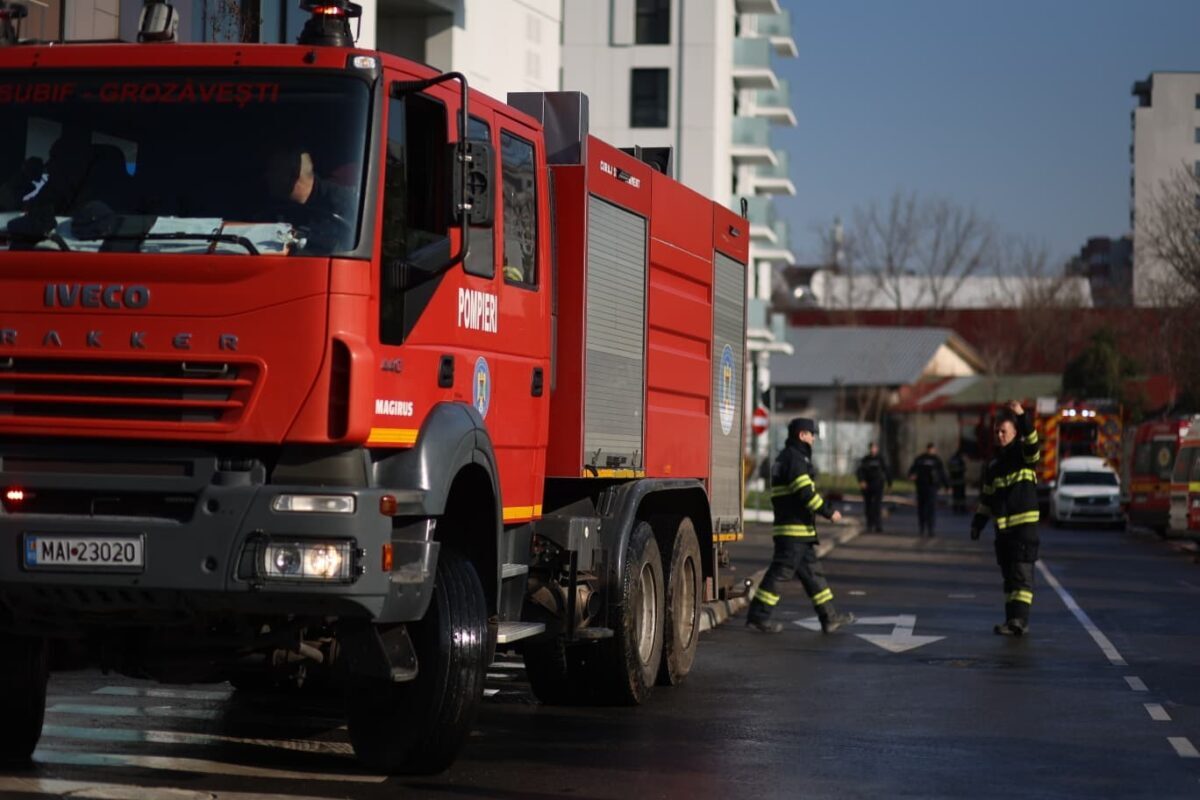 Un incendiu puternic a izbucnit într-un bloc de locuințe din Sighetu Marmației, mobilizând rapid forțe importante de intervenție