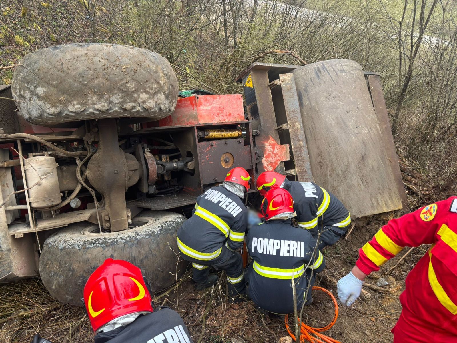 Un muncitor și-a pierdut viața joi dimineața în urma unui accident de muncă petrecut în apropierea barajului Leș, în localitatea Bulz, județul Bihor