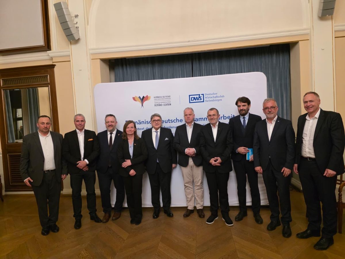 Producția industrială și vânzările din retail au scăzut, investitorii germani avertizează asupra blocării investițiilor în România Producția industrială a României a suferit o scădere de 3,8%, iar vânzările din retail au coborât cu 6,5%