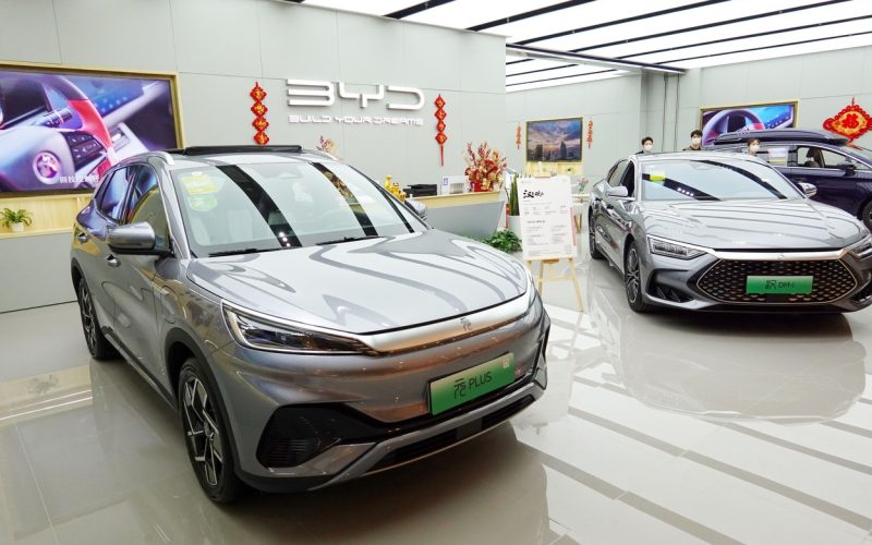 Scandal Internațional la Fabrica BYD din Ungaria: Acuzații de Exploatare a Muncitorilor Chinezi Fabrica europeană a gigantului auto chinez BYD, aflată în construcție în Ungaria, se confruntă cu acuzații grave de abuzuri asupra angajaților