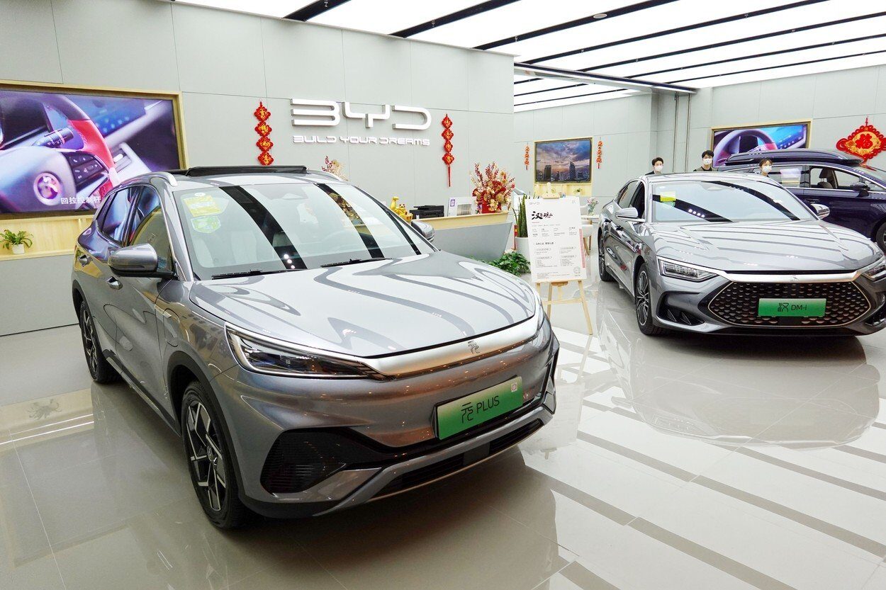 Scandal Internațional la Fabrica BYD din Ungaria: Acuzații de Exploatare a Muncitorilor Chinezi Fabrica europeană a gigantului auto chinez BYD, aflată în construcție în Ungaria, se confruntă cu acuzații grave de abuzuri asupra angajaților