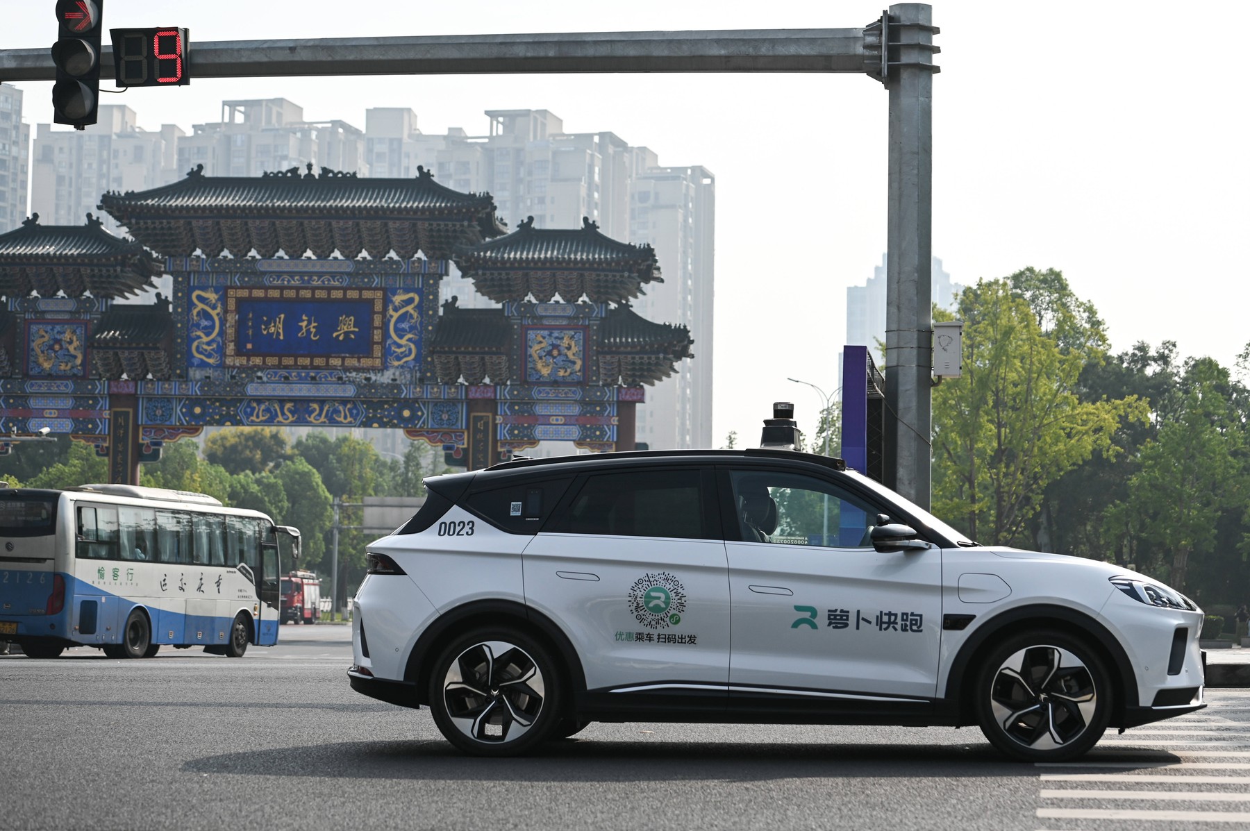 Robotaxiurile au paralizat un oraș din China: „defecțiune de sistem” misterioasă