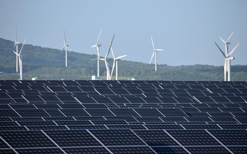 Comisia Europeană accelerează energia verde: Prețul războiului pentru Europa