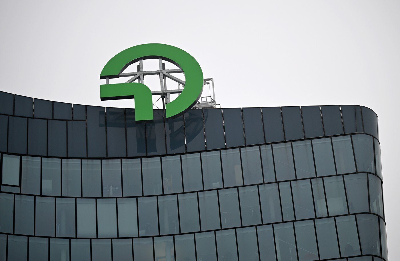 O femeie, șefă la OMV: Premieră istorică în companie!