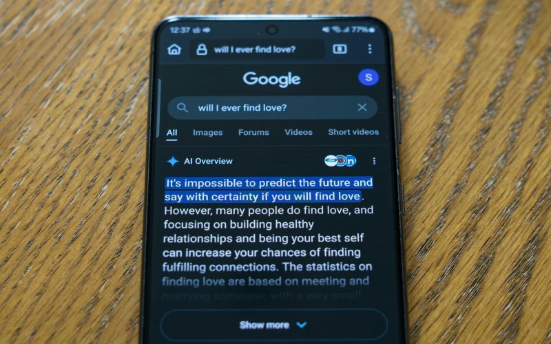 Google se confruntă cu critici privind acuratețea funcției AI Overviews, deși aceasta înregistrează îmbunătățiri, dezvăluie un studiu recent Noile rezultate ale testelor efectuate sugerează că motorul de căutare Google, cu funcția sa bazată pe inteligența artificială (AI) AI Overviews, afișează în continuare milioane de informații eronate zilnic, chiar dacă performanța sa a crescut