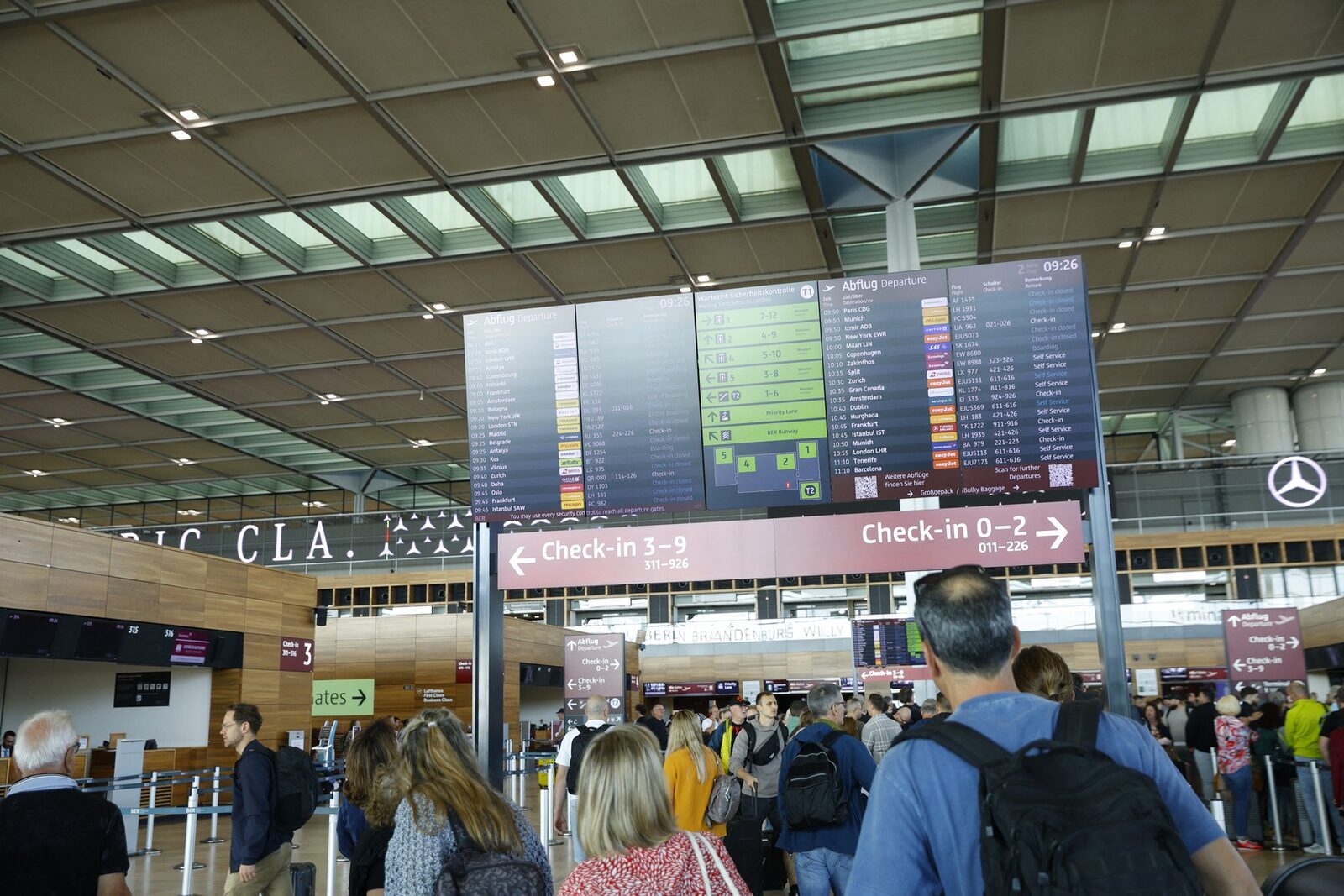 Haos pe aeroporturile din Europa: Cozi INFERNALE din cauza noilor controale