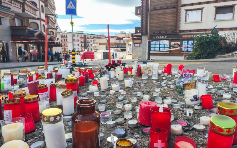 Proprietarii barului din Crans-Montana, acuzați în Italia după incendiul ucigaș