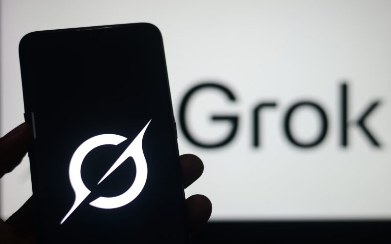 Apple amenință xAI: Grok, dat afară din App Store din cauza imaginilor explicite