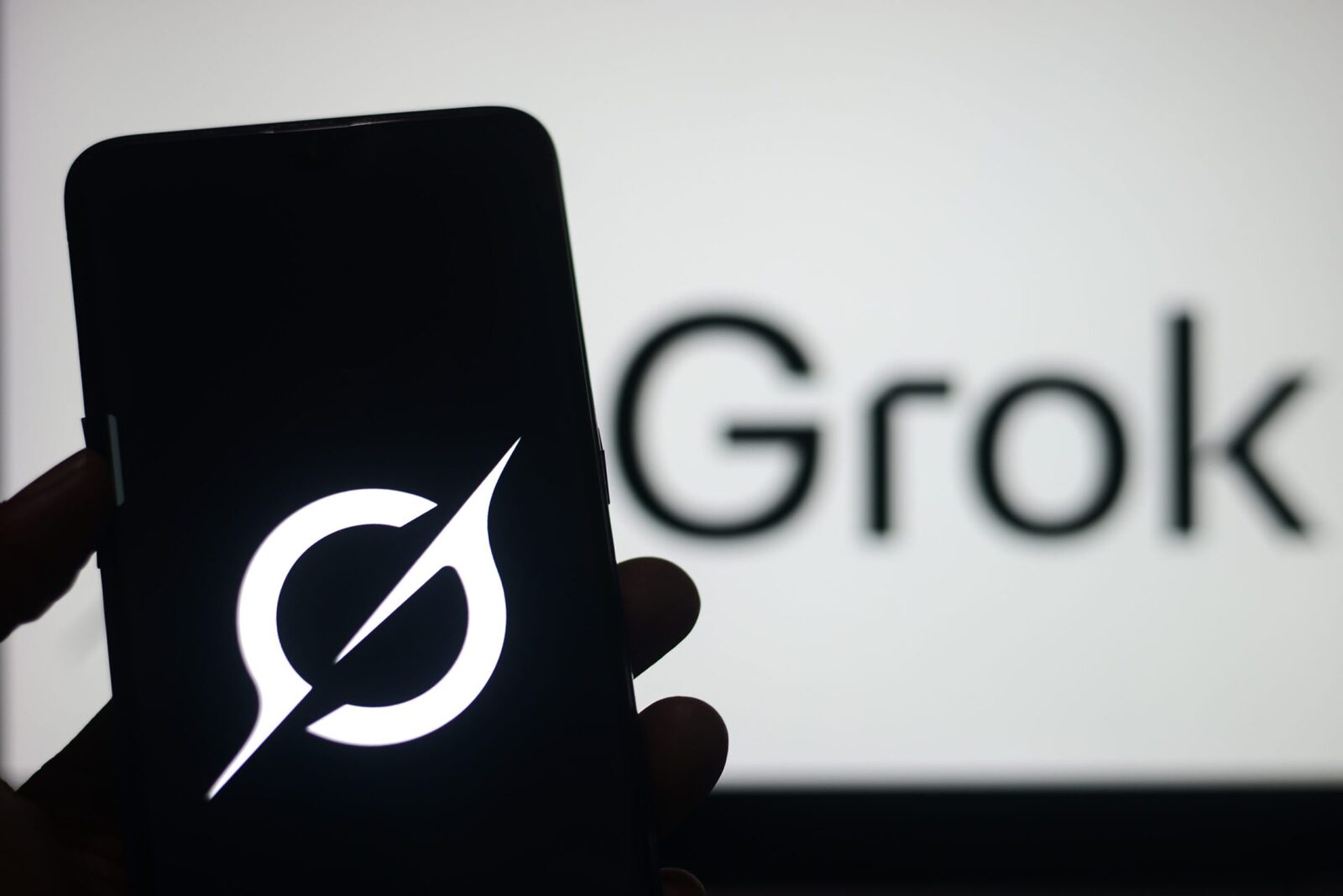 Apple amenință xAI: Grok, dat afară din App Store din cauza imaginilor explicite