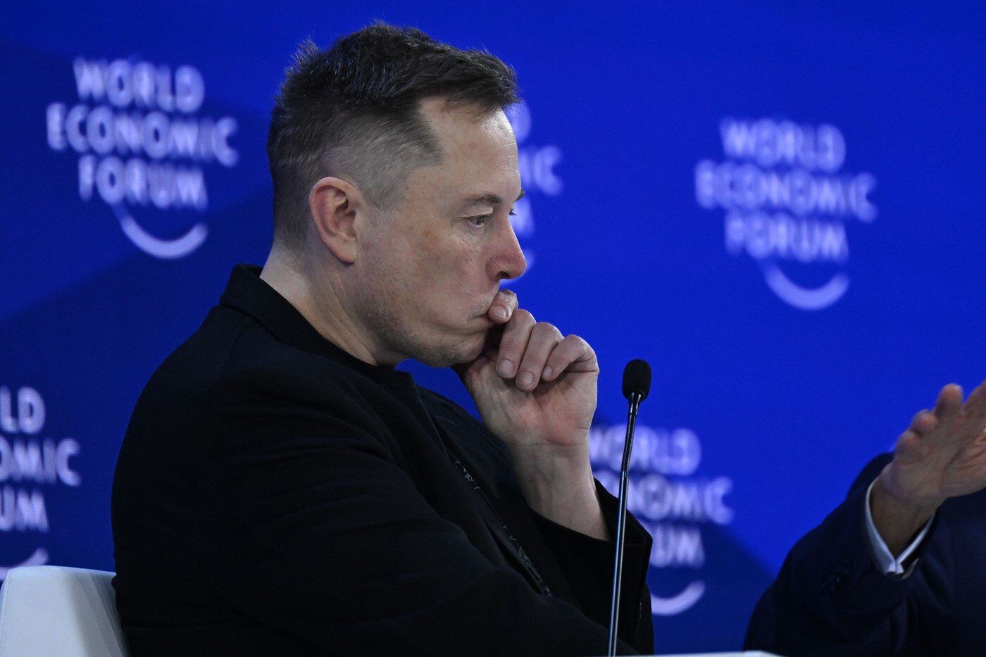 xAI, compania de inteligență artificială fondată de Elon Musk, a dat în judecată statul COLORADO, contestând o nouă lege care reglementează sistemele de inteligență artificială, marcând o escaladare în disputa privind supravegherea acestui domeniu în plină expansiune