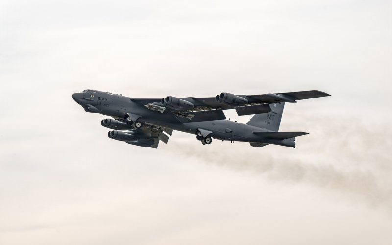De ce mai zboară bombariderul B-52, „bătrânul” de 70 de ani al SUA?