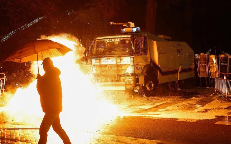 Arestări și răniți la Tirana: Trei parlamentari, la spital, după proteste