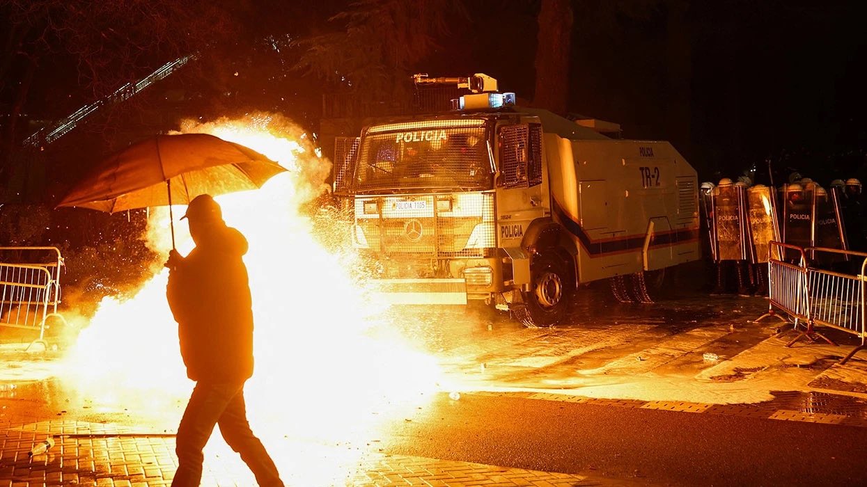 Arestări și răniți la Tirana: Trei parlamentari, la spital, după proteste