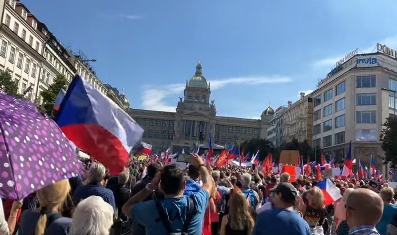 Mii de tineri, la Praga, protestează pentru radioul și TV-ul public amenințate