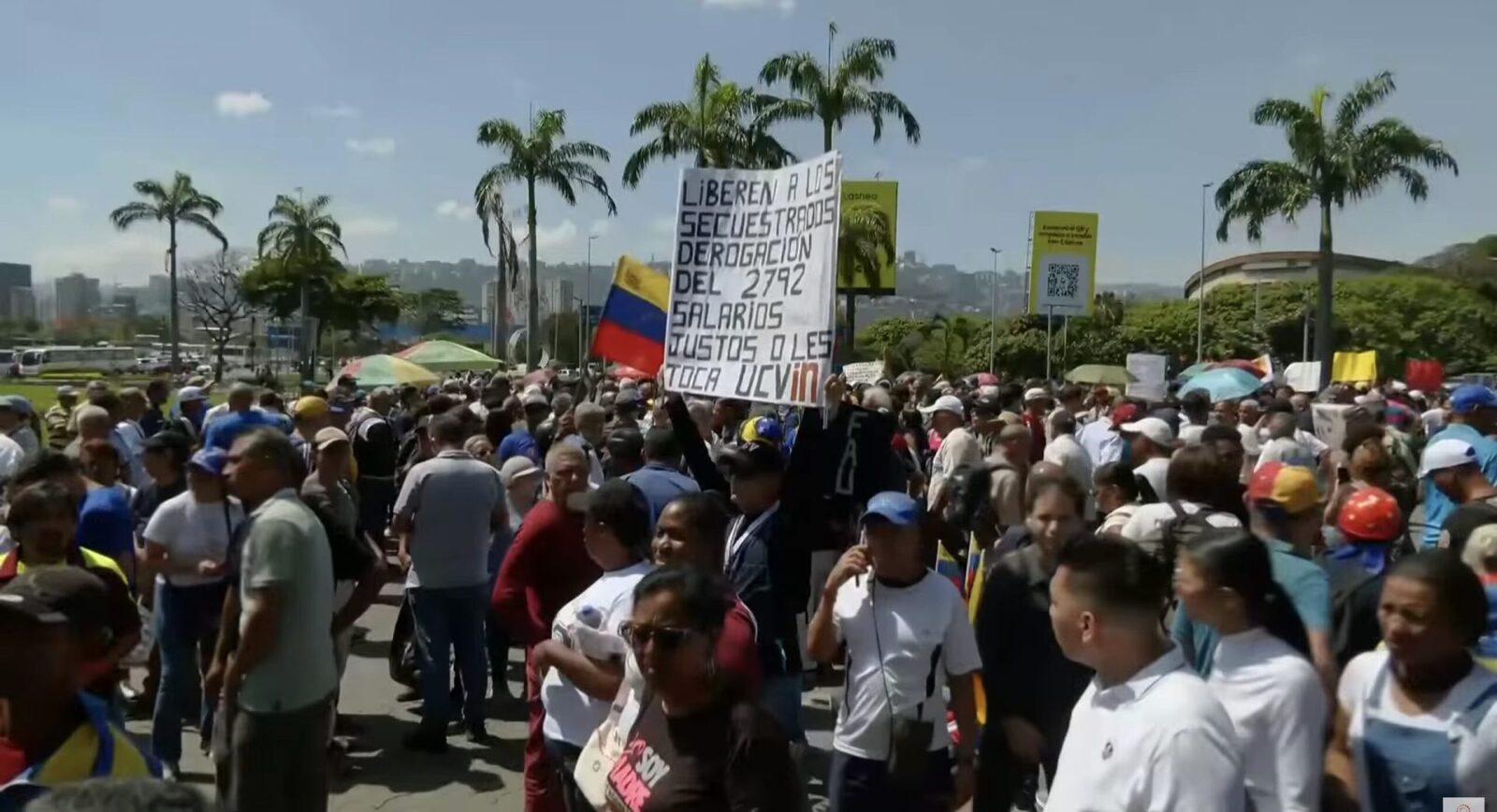 Poliția din Venezuela a recurs la gaze lacrimogene pentru a dispersa protestatarii care cereau creșteri salariale în fața palatului prezidențial Miraflores, conform informațiilor din spațiul public