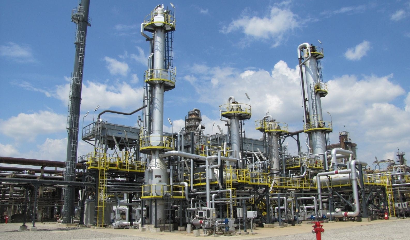 Franța vrea control: Cere investigarea profiturilor rafinăriilor