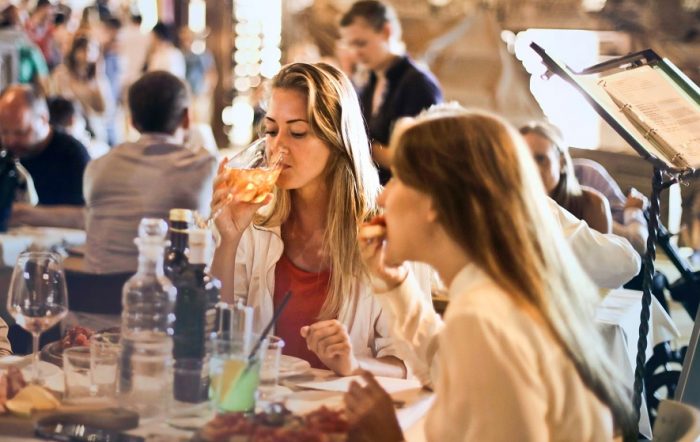 Când ne umple buzunarele și farfuriile scumpirea carburanților