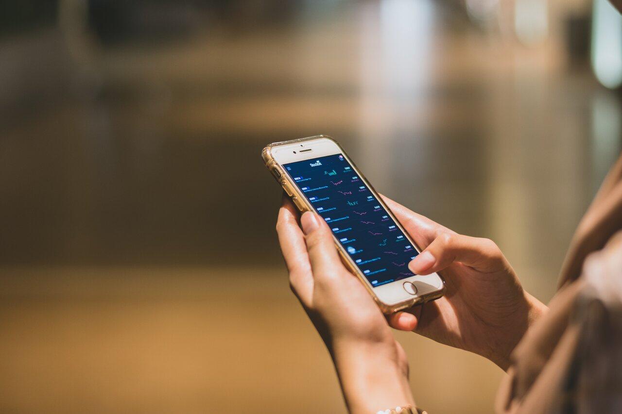 Retrageri instantanee: Cum au revoluționat aplicațiile financiare plățile online
