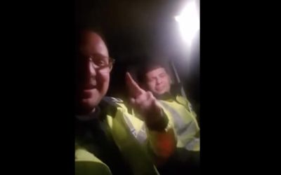 Doi Polițiști, show în autospecială: Manele cântate și filmate VIDEO